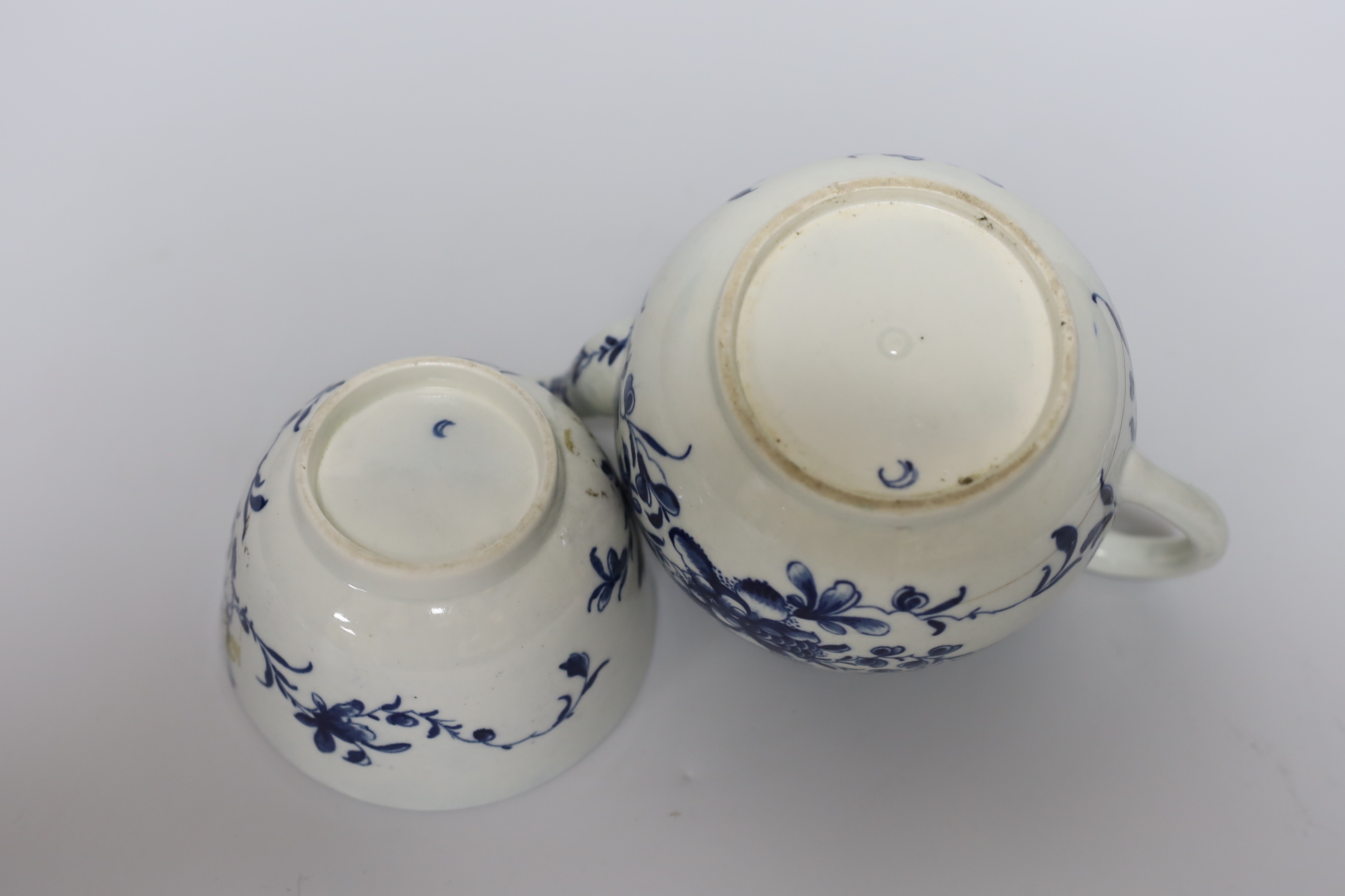 An early Worcester sucrier and cover painted with the Mansfield pattern, and a teapot and cover in the same pattern, c.1760, tallest 13cm